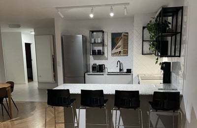 Miete einer modernen Wohnung mit 3 Schlafzimmern, 107 m², Blick auf die Weichsel, Zabłocie, Krakau, Polen